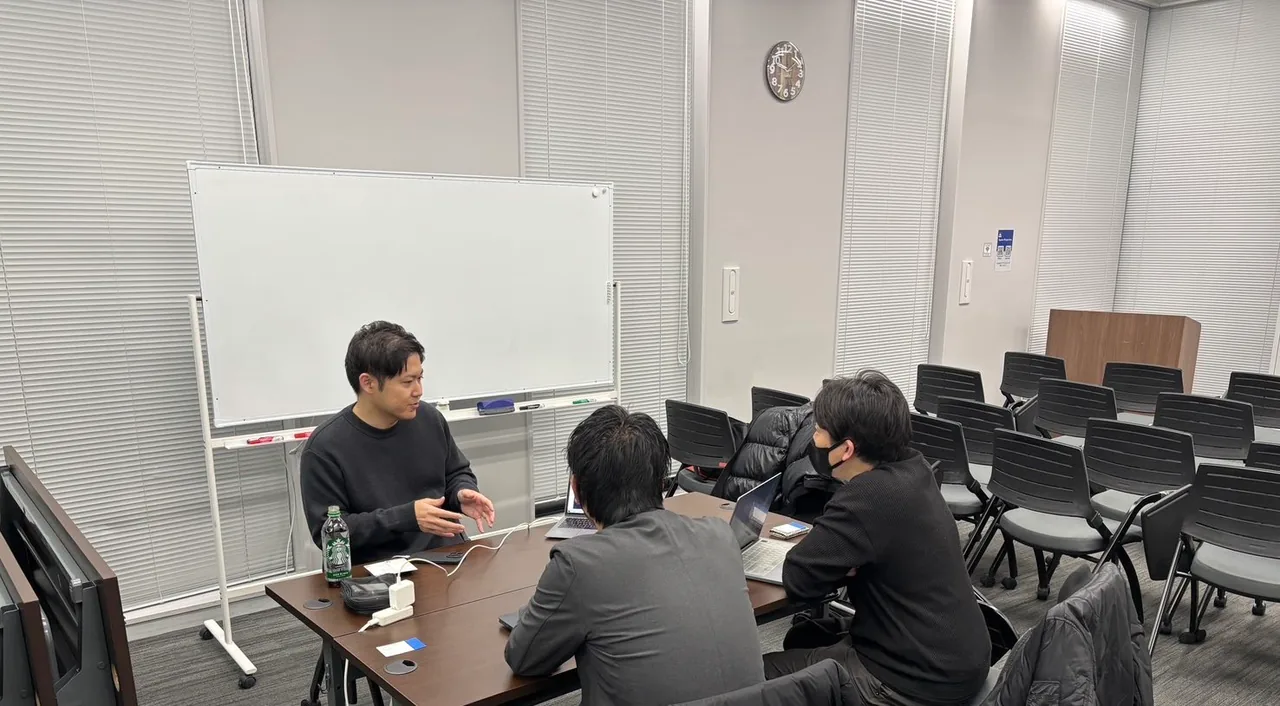 AI・DXに関する個別相談で経営者と対話する八坂太洋